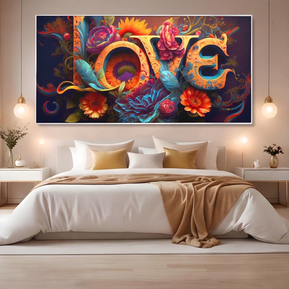 Tablou canvas cu tablou canvas cu litere florale stilizate, in rama de aluminiu argintiu, pe perete intr-un dormitor